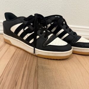 Adidas Women’s shoes, similar to samba, size 8